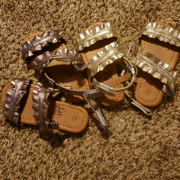 Olivia Miller Other - Olivia Miller Girl sandals gold and bronze size 5